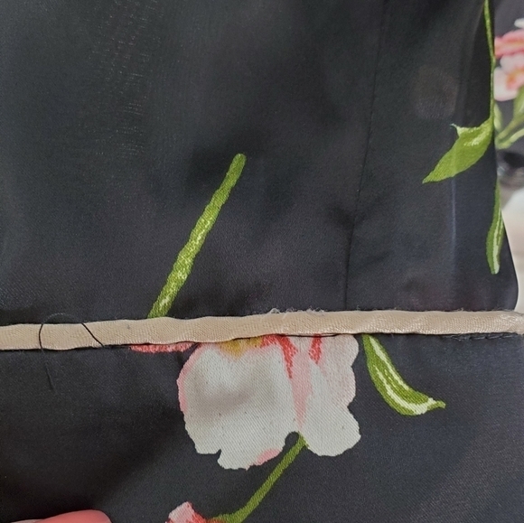 SATINY Loungewear Long-Sleeved Floral Top in Small - Picture 9 of 10